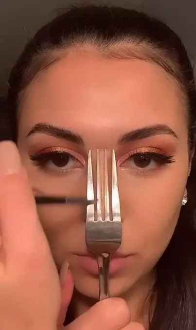 Trik contour hidung agar lebih rapi ini hanya pakai 1 alat dapur Berbagai sumber Trik contour hidung agar lebih rapi ini hanya pakai 1 alat dapur Berbagai sumber