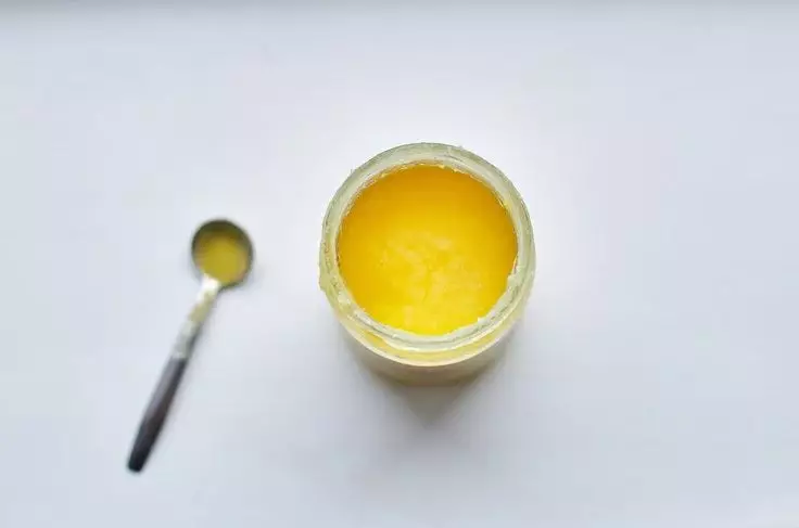 Cara atasi kusam pada rambut keriting pakai serum dari 5 bahan alami Berbagai sumber