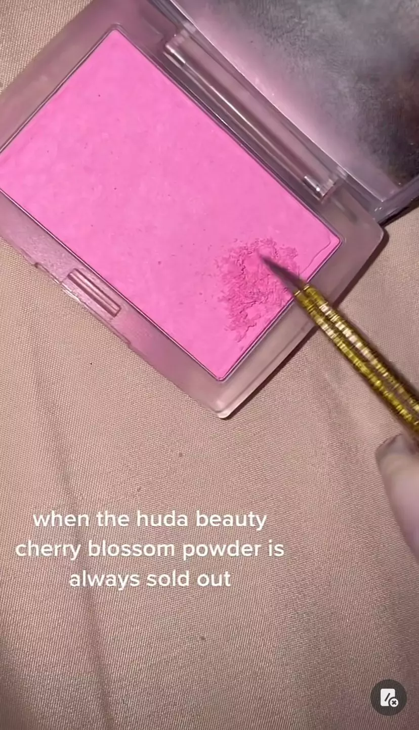 trik mengubah warna blush on yang terlalu terang © 2023 brilio.net trik mengubah warna blush on yang terlalu terang © 2023 brilio.net