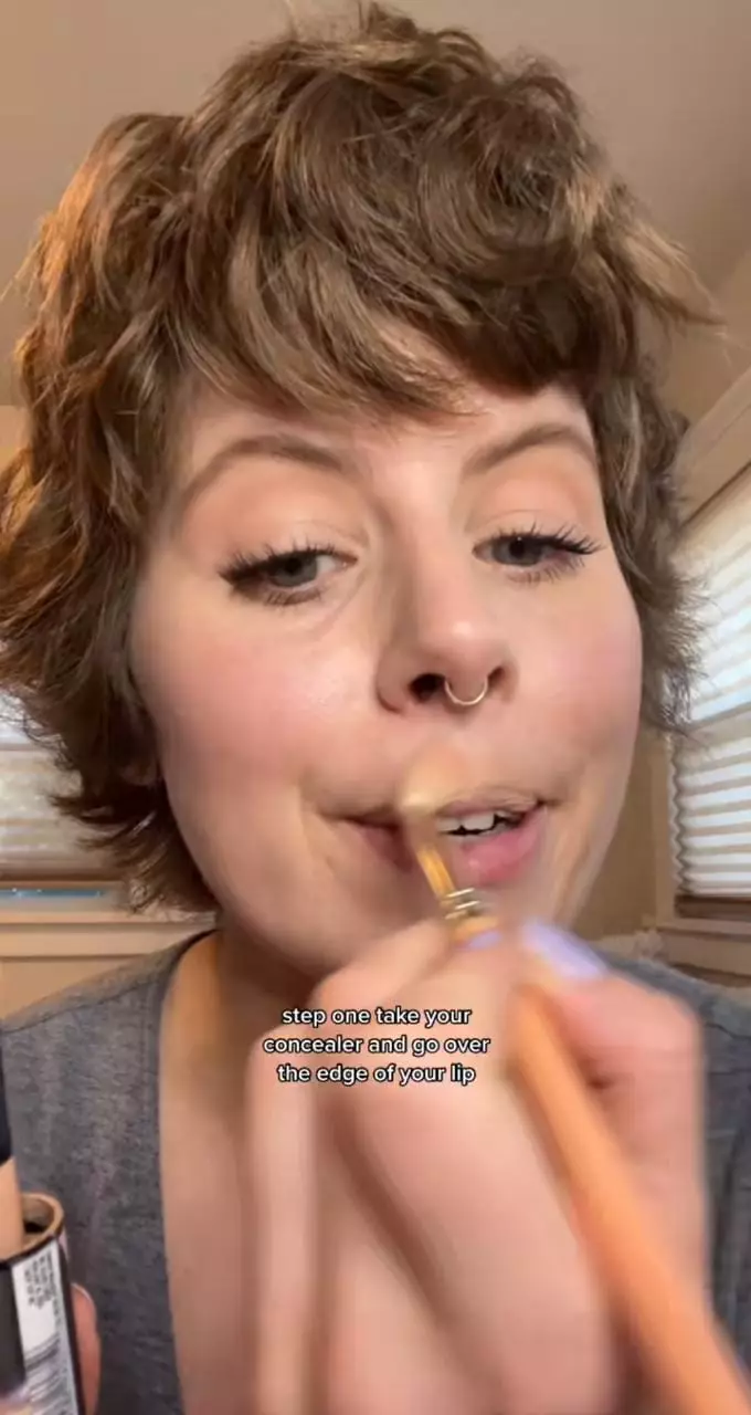 trik bikin lipstik jadi tahan lama seharian © 2023 brilio.net