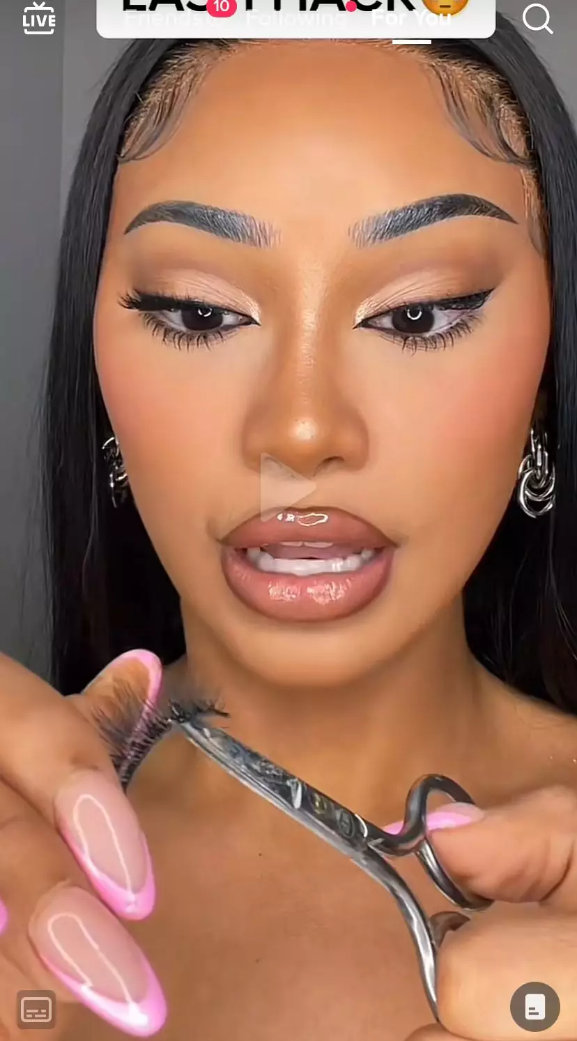 trik bikin bulu mata palsu lebih bervolume © berbagai sumber