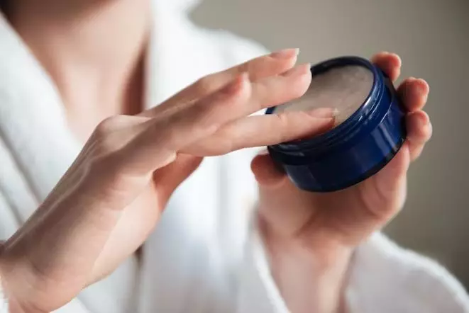 Atasi bibir mengelupas dan hitam pakai 1 produk pelembap Berbagai sumber Atasi bibir mengelupas dan hitam pakai 1 produk pelembap Berbagai sumber