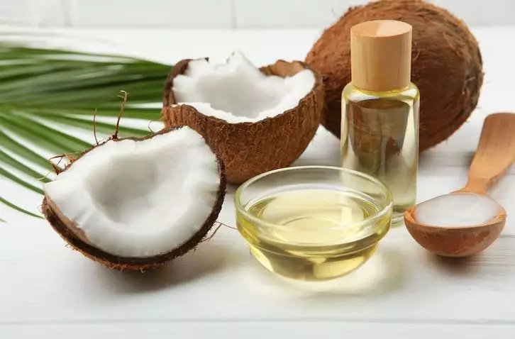 Cegah uban tumbuh kembali dengan 1 jenis minyak  Berbagai sumber