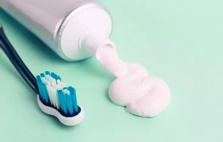 Putihkan siku hitam dan kasar dengan 1 jenis pembersih gigi Berbagai sumber