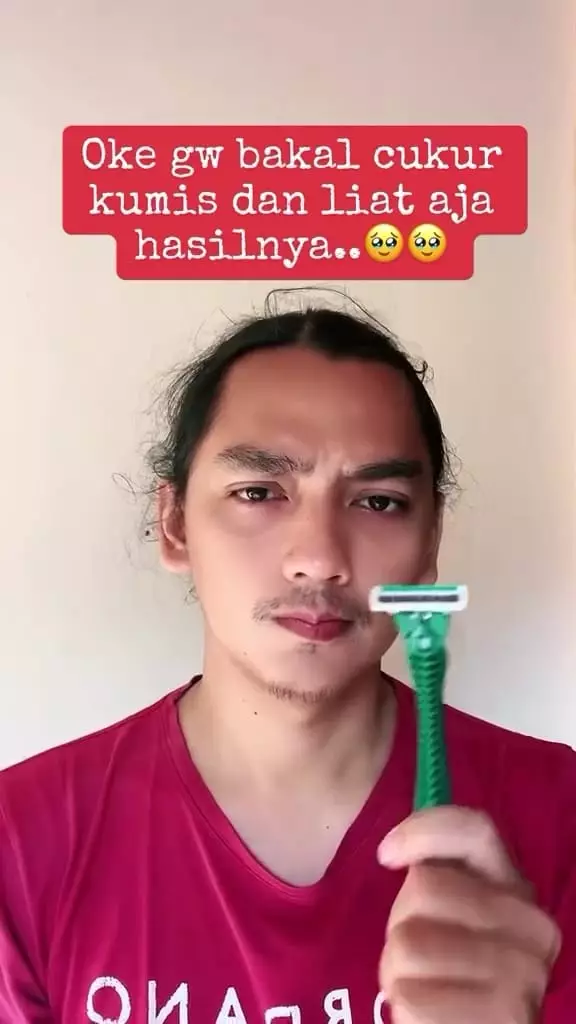 Cowok enggan cukur kumis © Instagram