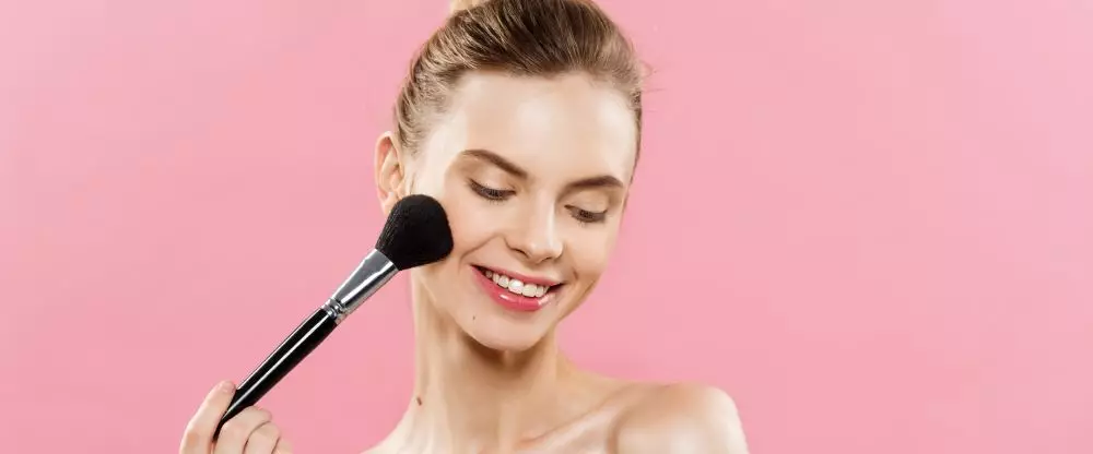 trik membuat liquid highlighter pakai 1 produk skincare © 2023 brilio.net