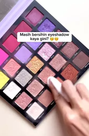 Wanita atasi palet eyeshadow kotor TikTok