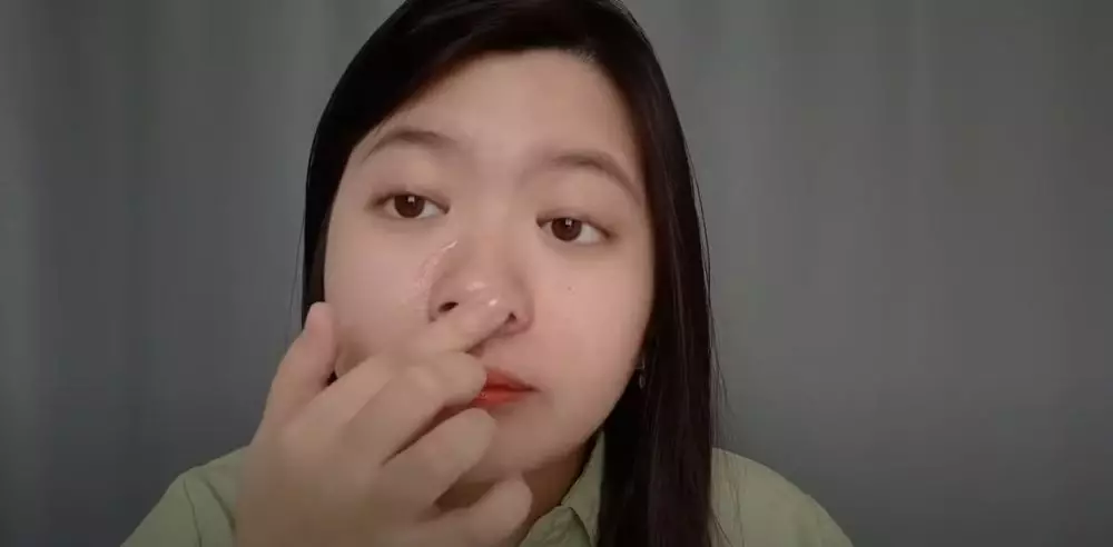 Wanita ini buktikan trik usir komedo dalam 10 menit pakai 2 bahan sederhana © 2024 brilio.net