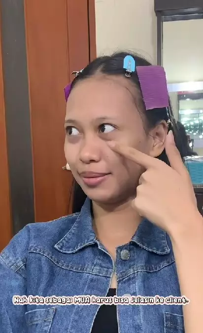 Transformasi makeup mata panda menghitam bak permaisuri TikTok Transformasi makeup mata panda menghitam bak permaisuri TikTok