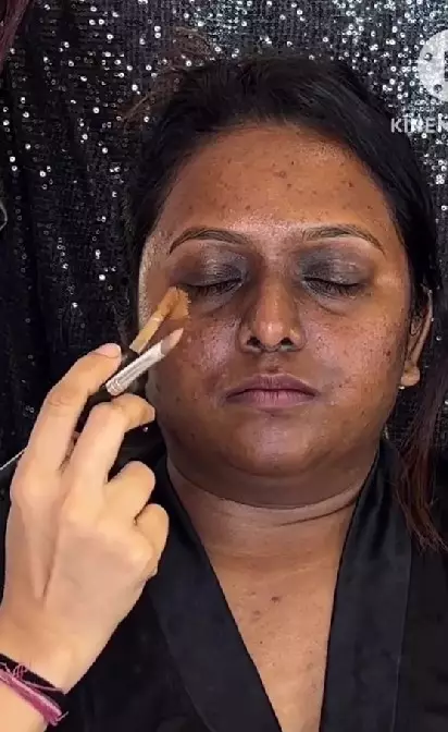 Transformasi makeup bermata panda jadi barbie curvy TikTok Transformasi makeup bermata panda jadi barbie curvy TikTok
