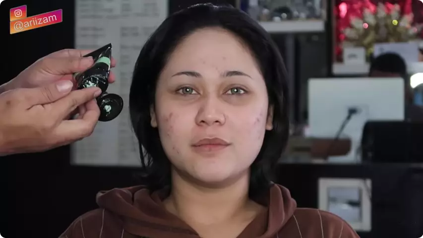MUA ini sulap wajah cewek penuh bekas jerawat berbagai sumber