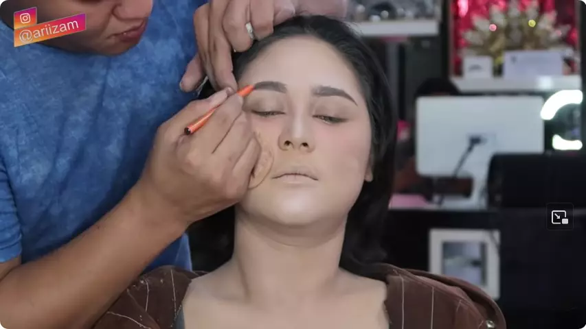 MUA ini sulap wajah cewek penuh bekas jerawat berbagai sumber