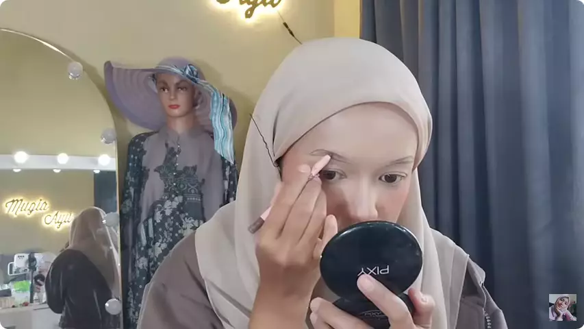 ubah wajahnya dengan look glam makeup berbagai sumber