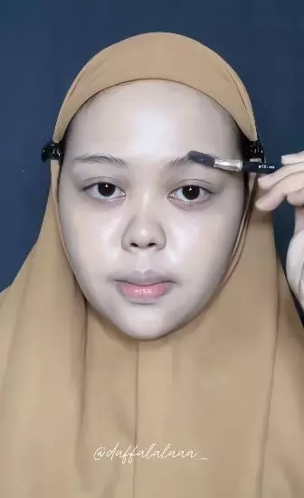 Wanita berwajah polos ini tiru dandanan Syahrini berbagai sumber Wanita berwajah polos ini tiru dandanan Syahrini berbagai sumber