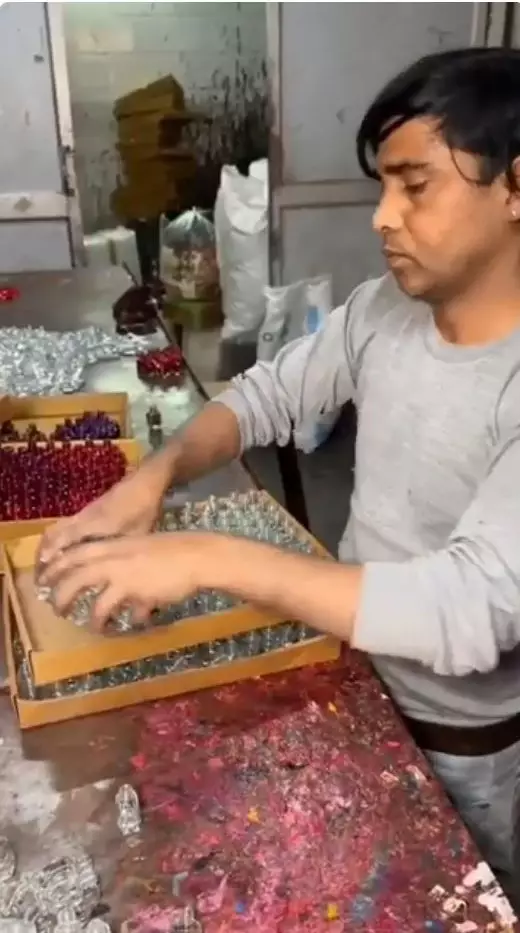 Potret pembuatan kutek nggak habis pikir berbagai sumber Potret pembuatan kutek nggak habis pikir berbagai sumber