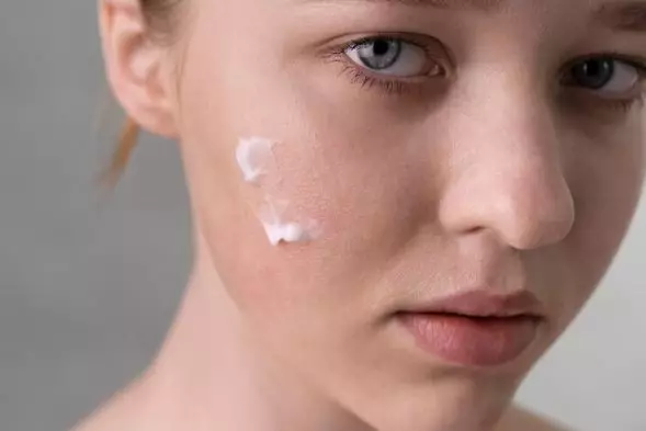 White cast dalam penggunaan sunscreen dan cara mengatasinya freepik.com White cast dalam penggunaan sunscreen dan cara mengatasinya freepik.com