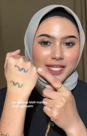 Uji tes ketahanan 2 bedak two way cake di bawah Rp 70 ribu TikTok