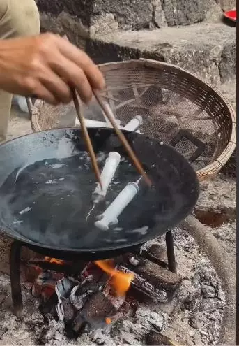 Proses pembuatan lip stik ala pria paruh baya berbagai sumber