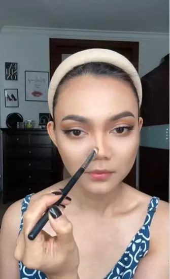 Teknik bikin hidung auto mancung ala Rina Nose Instagram Teknik bikin hidung auto mancung ala Rina Nose Instagram