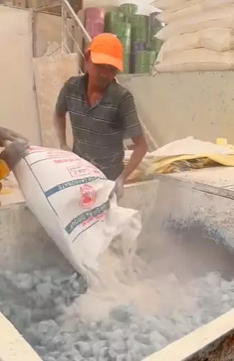 Pembuatan sabun batang mirip pencetakan batu bata © 2024 TikTok Pembuatan sabun batang mirip pencetakan batu bata © 2024 TikTok