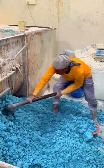 Pembuatan sabun batang mirip pencetakan batu bata © 2024 TikTok Pembuatan sabun batang mirip pencetakan batu bata © 2024 TikTok