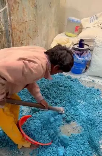 Pembuatan sabun batang mirip pencetakan batu bata © 2024 TikTok Pembuatan sabun batang mirip pencetakan batu bata © 2024 TikTok