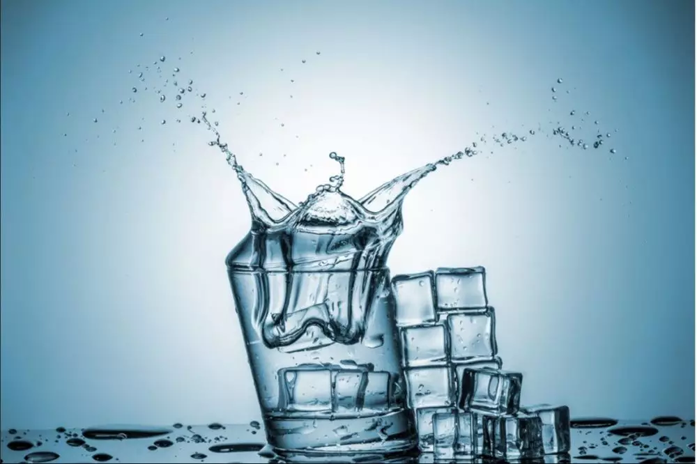 cuci wajah pakai air dingin atau hangat. berbagai sumber