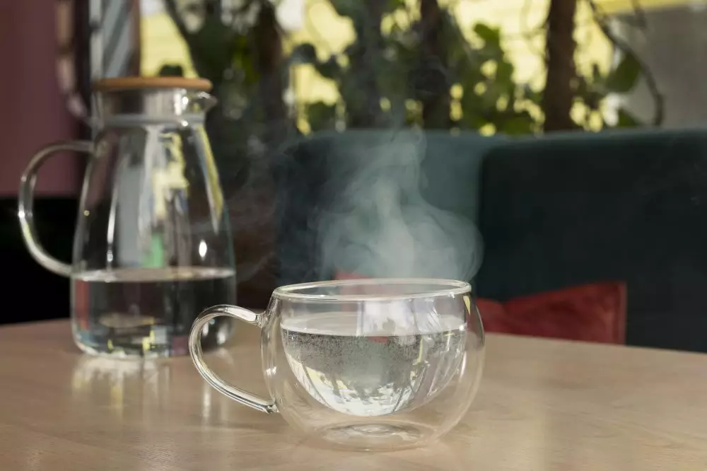 cuci wajah pakai air dingin atau hangat. berbagai sumber