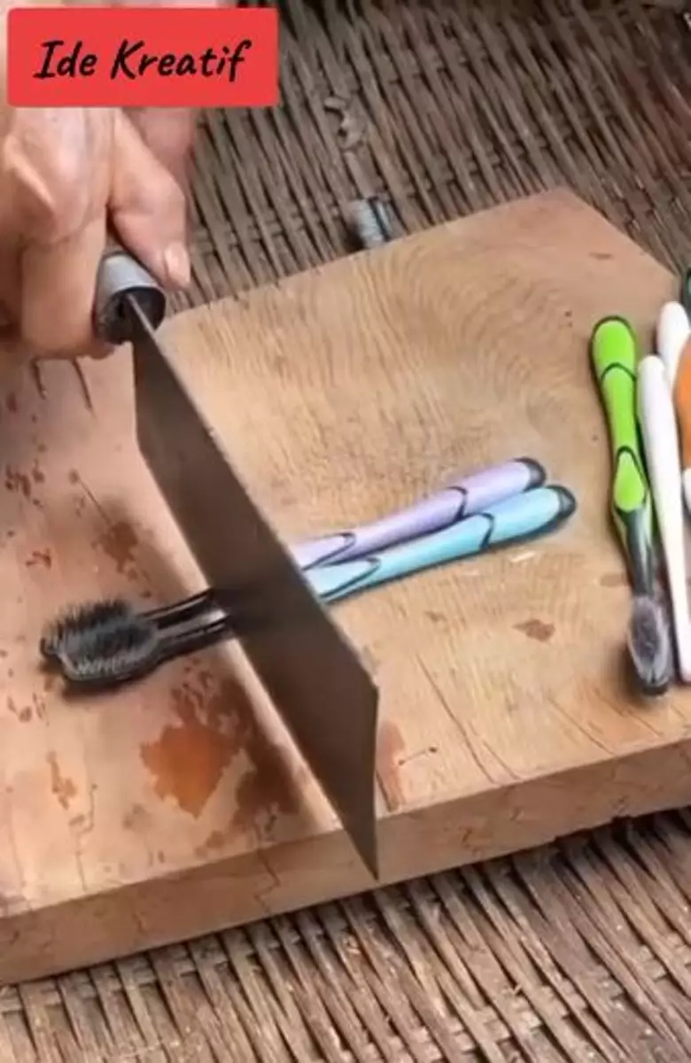 Potret pembuatan pensil alis jadul mirip produksi arang Berbagai sumber