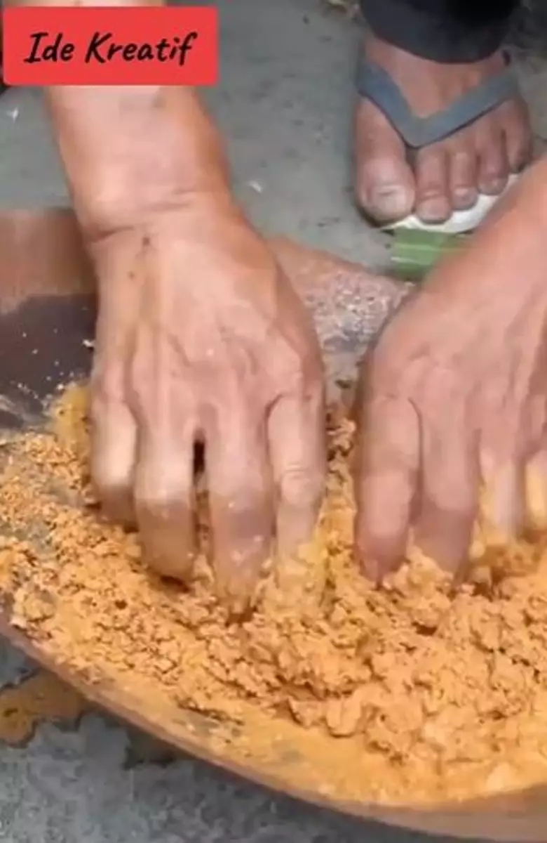 Potret pembuatan pensil alis jadul mirip produksi arang Berbagai sumber