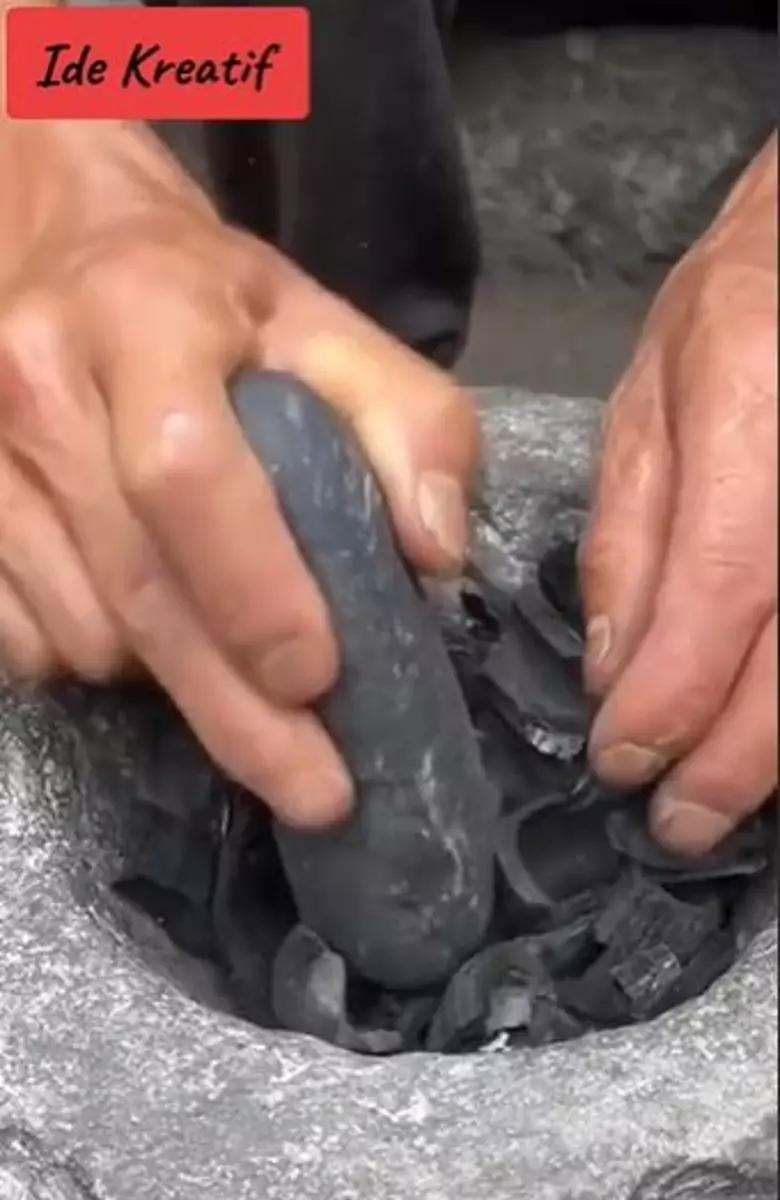 Potret pembuatan pensil alis jadul mirip produksi arang Berbagai sumber