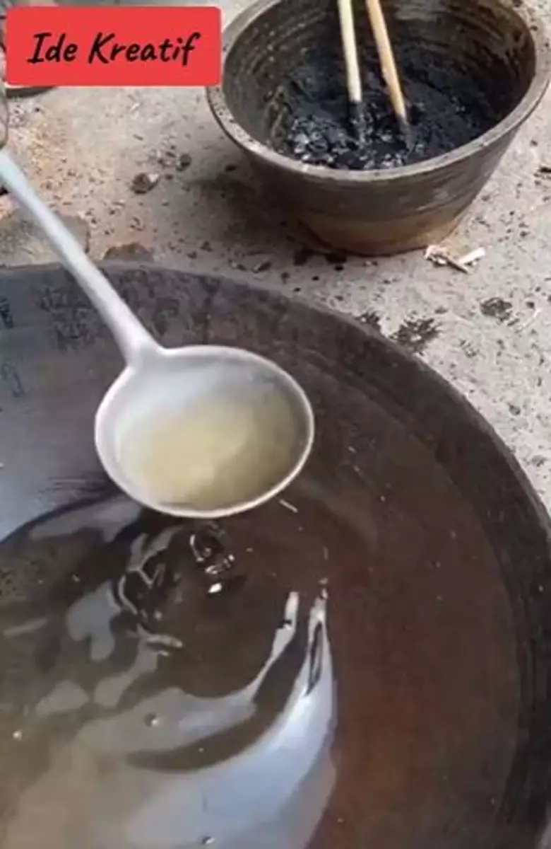 Potret pembuatan pensil alis jadul mirip produksi arang Berbagai sumber