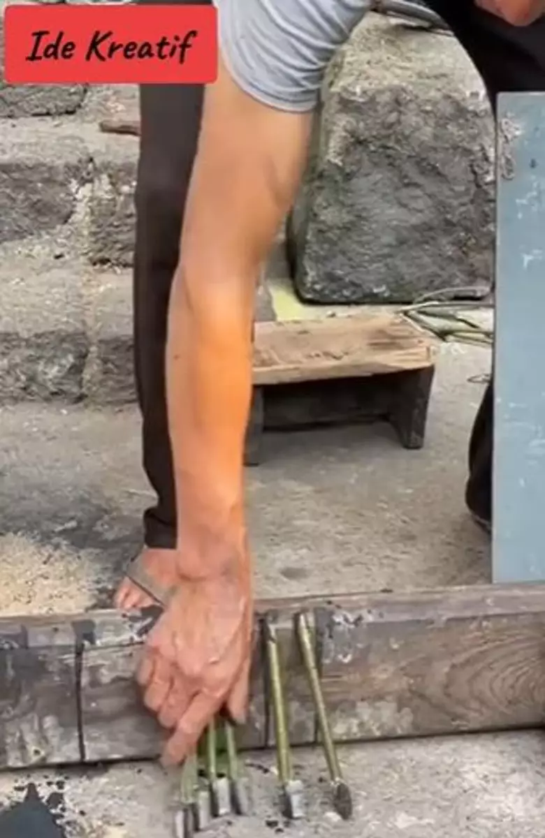 Potret pembuatan pensil alis jadul mirip produksi arang Berbagai sumber