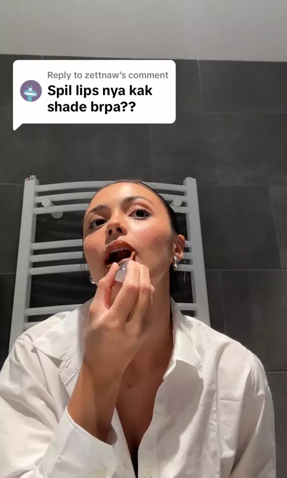 trik bikin bibir lebih bervolume ala Amanda Rawless berbagai sumber