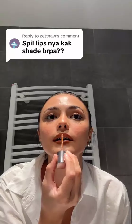 trik bikin bibir lebih bervolume ala Amanda Rawless berbagai sumber