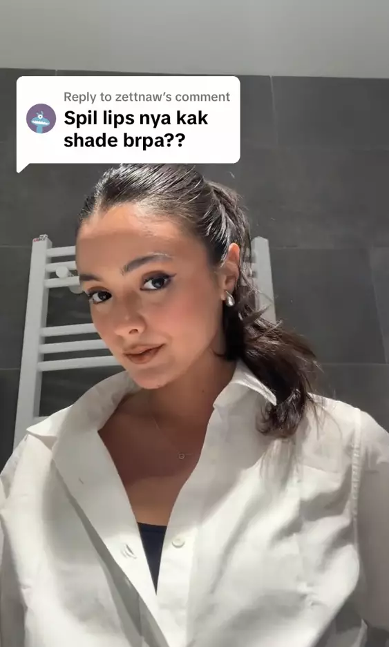 trik bikin bibir lebih bervolume ala Amanda Rawless berbagai sumber