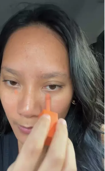 Tara Basro makeup di mobil. berbagai sumber