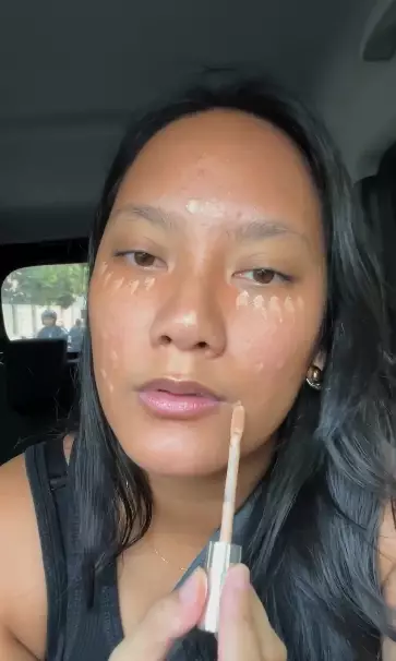 Tara Basro makeup di mobil. berbagai sumber