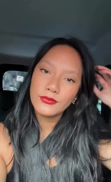 Tara Basro makeup di mobil. berbagai sumber