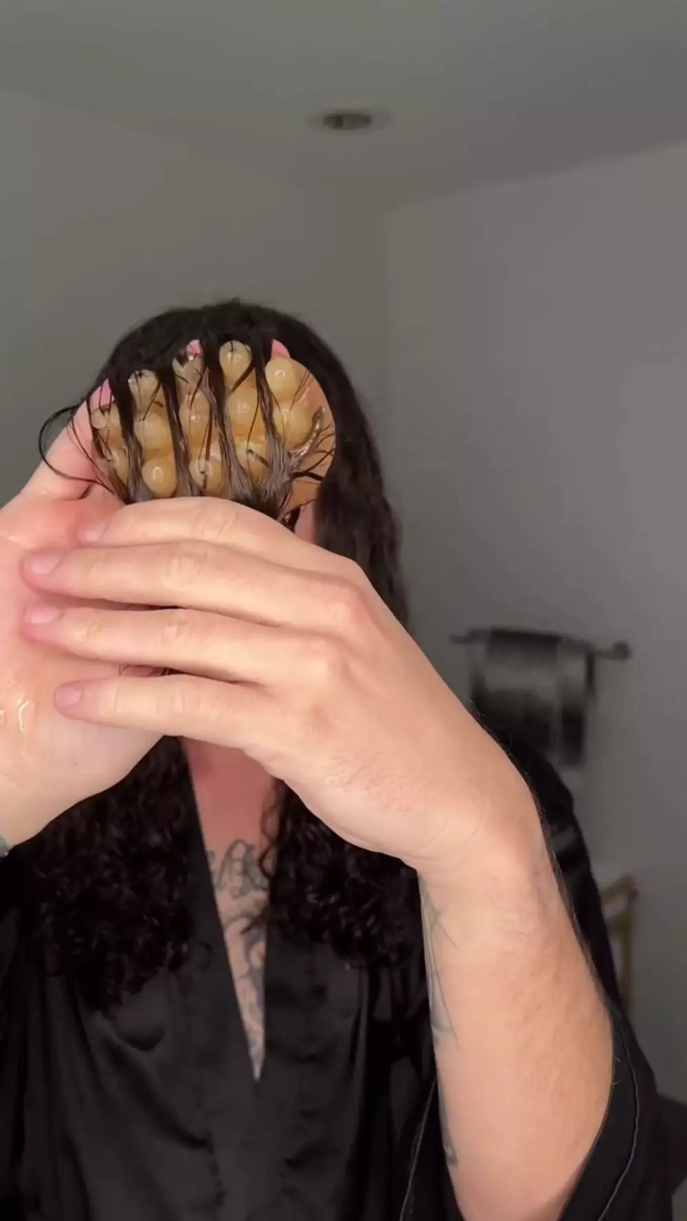 pria ini tunjukan cara atasi kebotakan berbagai sumber