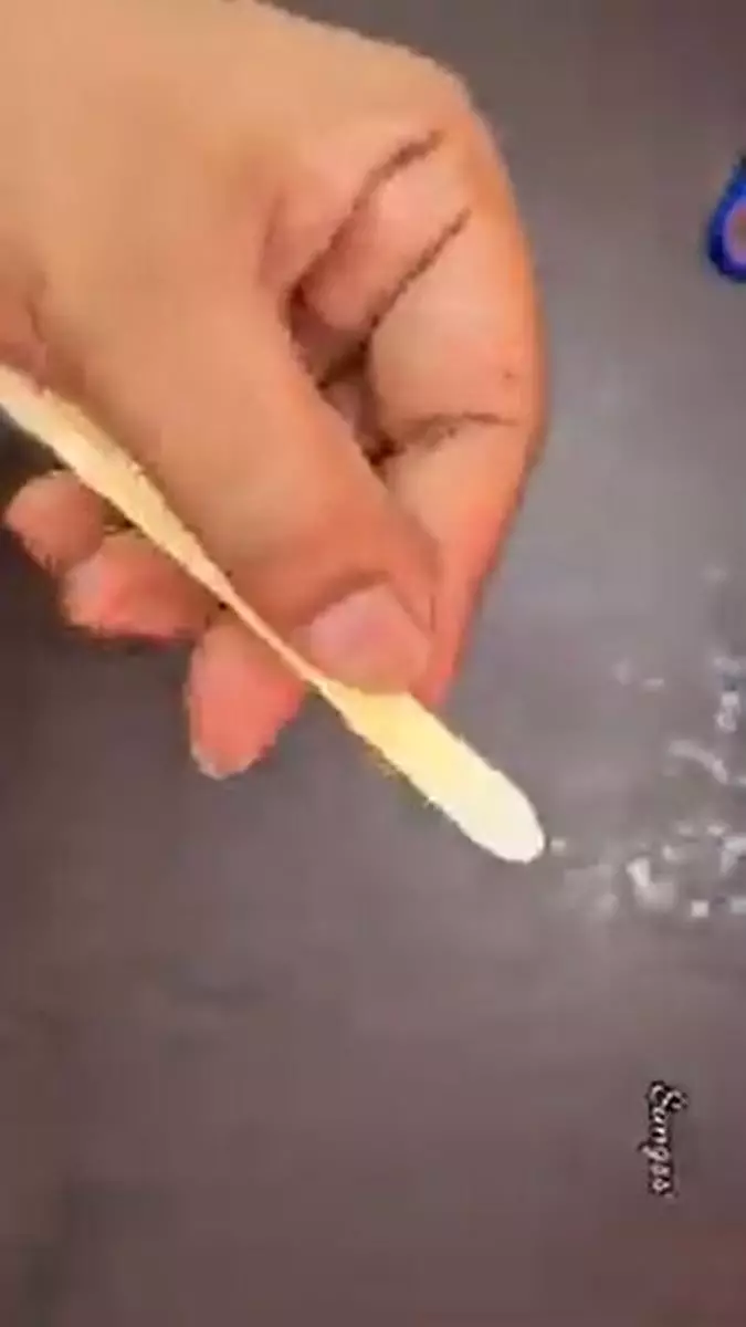 Cara nyeleneh bikin eyeshadow brush pakai alat rumahan Berbagai sumber Cara nyeleneh bikin eyeshadow brush pakai alat rumahan Berbagai sumber