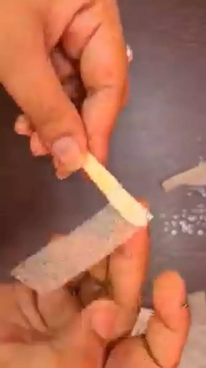 Cara nyeleneh bikin eyeshadow brush pakai alat rumahan Berbagai sumber Cara nyeleneh bikin eyeshadow brush pakai alat rumahan Berbagai sumber