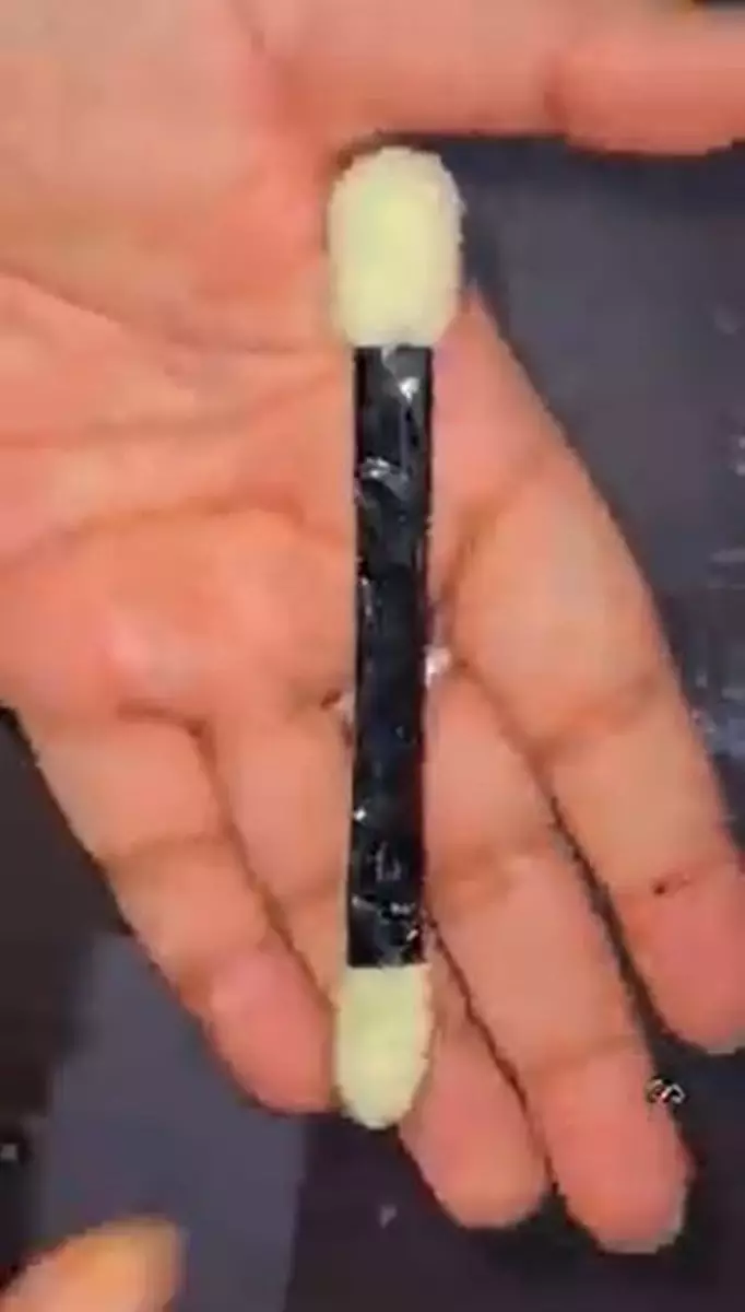 Cara nyeleneh bikin eyeshadow brush pakai alat rumahan Berbagai sumber Cara nyeleneh bikin eyeshadow brush pakai alat rumahan Berbagai sumber