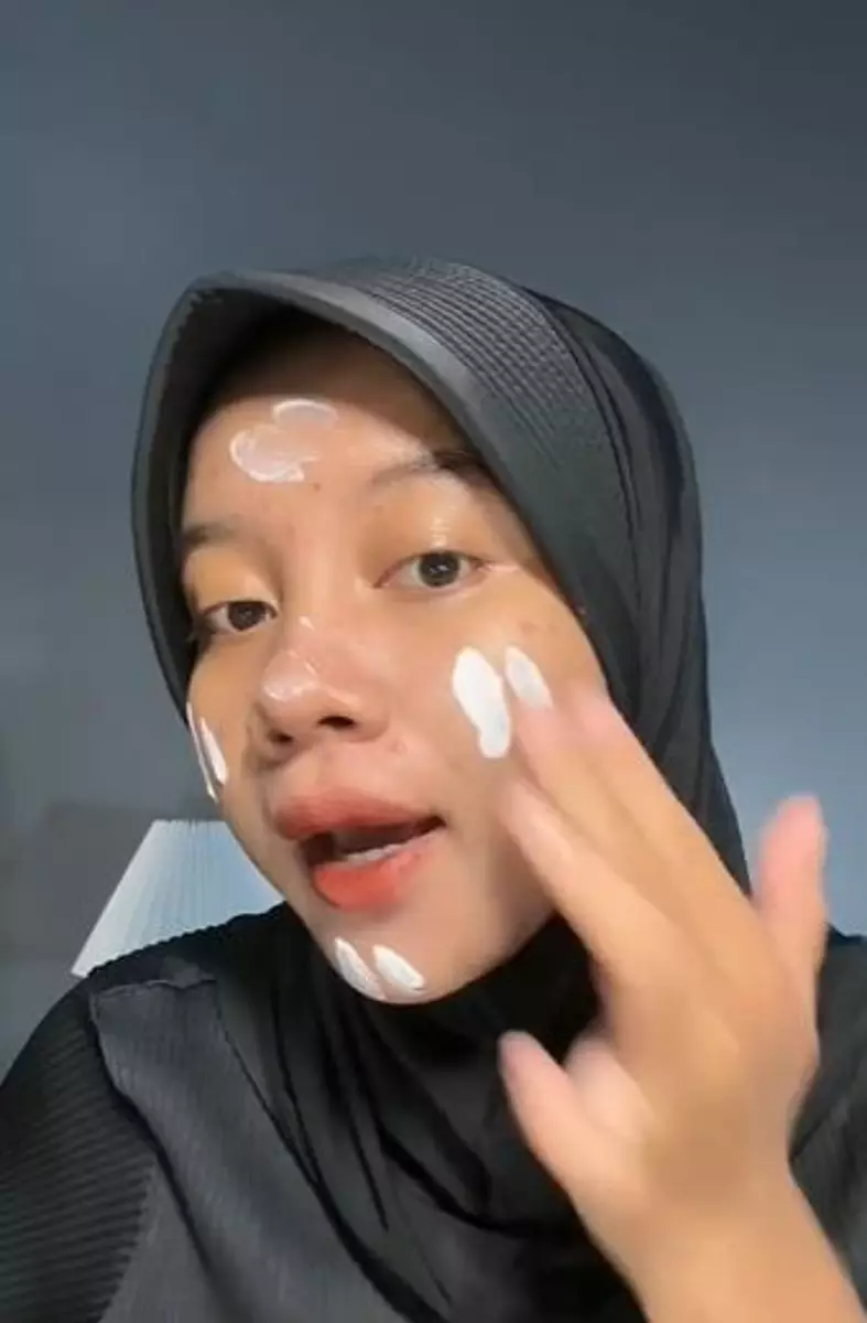 Pelembap Emina dan sunscreen Implora viral bikin wajah glowing Berbagai sumber