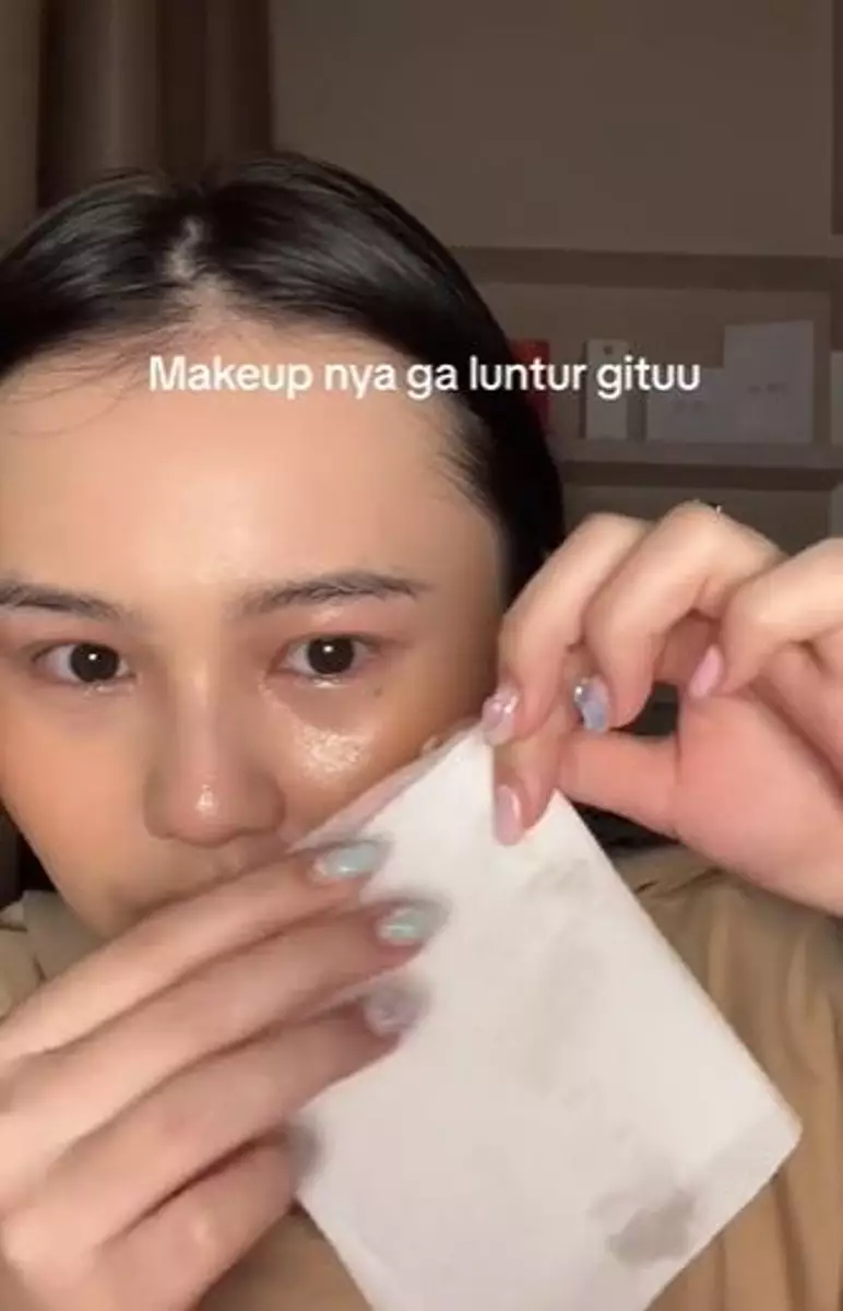 Uji ketahanan Mireya Setting Spray TikTok Uji ketahanan Mireya Setting Spray TikTok