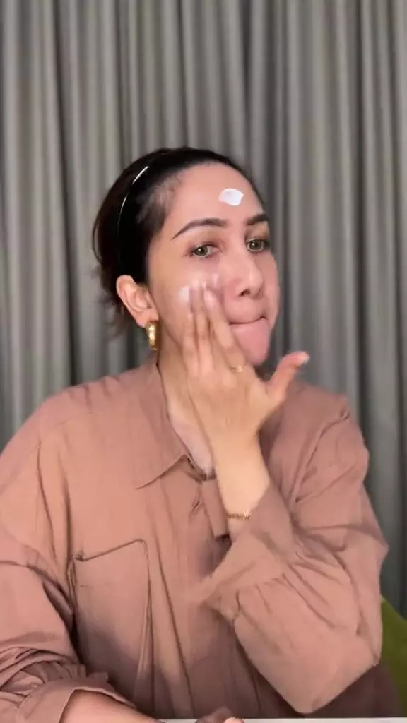 review The Face Hydrating Sunscreen SPF 50++++ berbagai sumber review The Face Hydrating Sunscreen SPF 50++++ berbagai sumber
