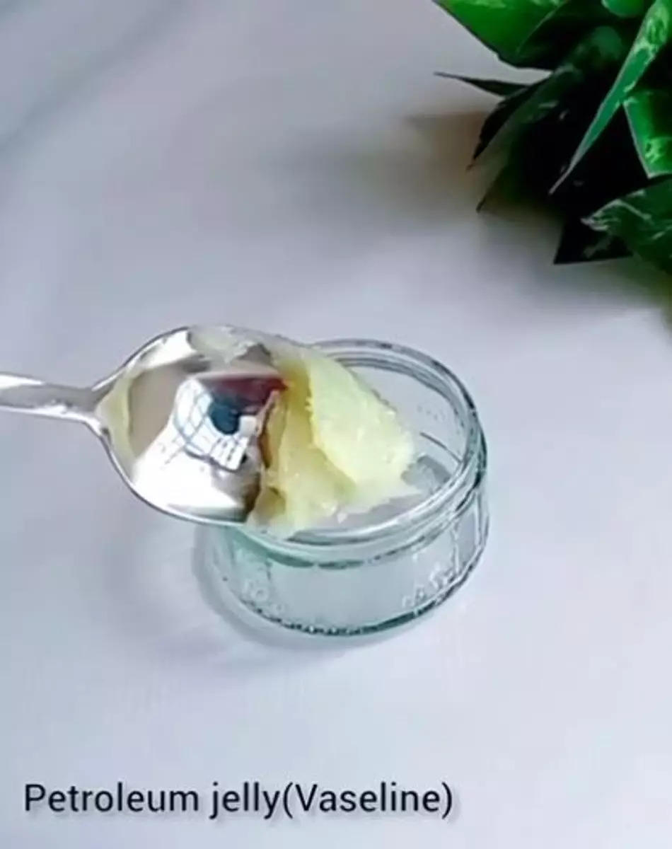 Atasi mata panda pakai petroleum jelly dan aloe vera gel Berbagai sumber