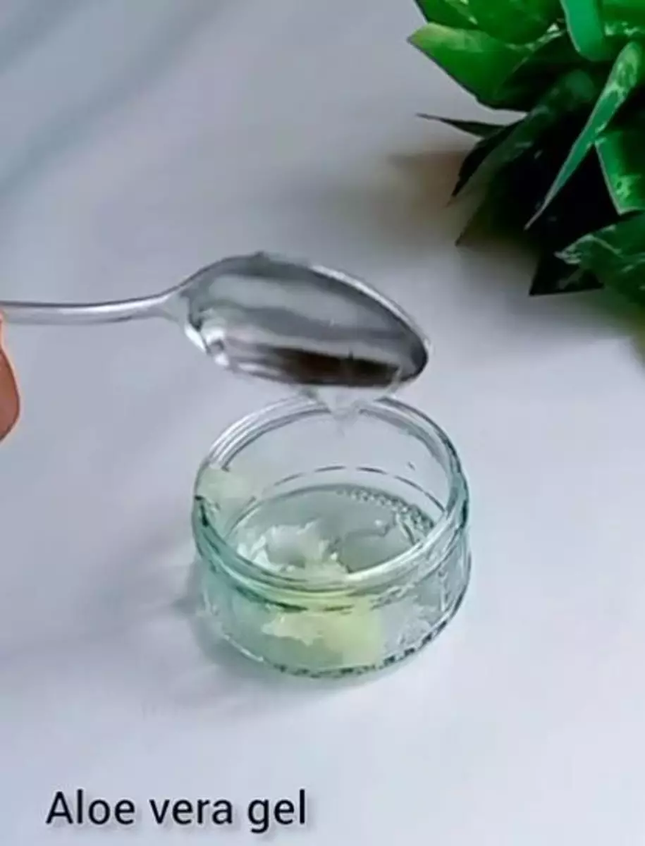 Atasi mata panda pakai petroleum jelly dan aloe vera gel Berbagai sumber