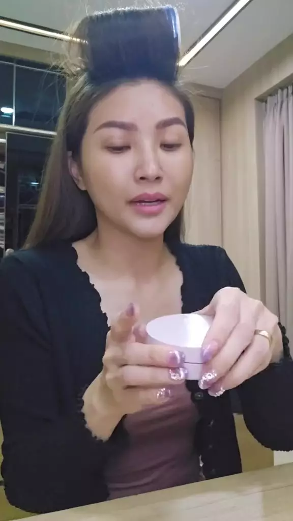 trik Sarwendah tutupi bekas jerawat berbagai sumber