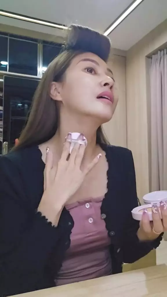 trik Sarwendah tutupi bekas jerawat berbagai sumber